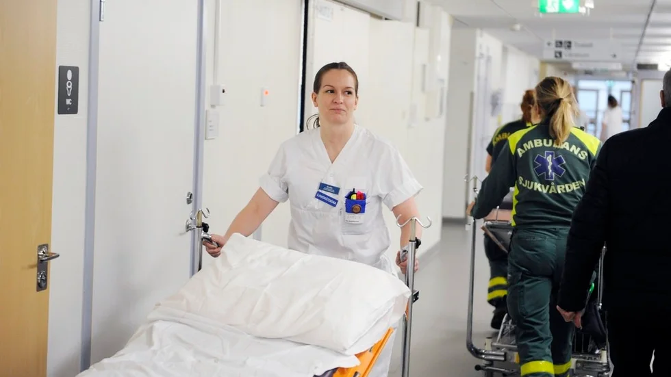 Emelie Lemessova har arbetat i sex år på akutmottagningen vid Nyköpings lasarett. På akutmottagningen är ingen dag den andra lik. Över 26 000 personer besöker akuten varje år. Att hjälpa någon i ett akut tillstånd är givande och tillfredsställande, beskriver hon.