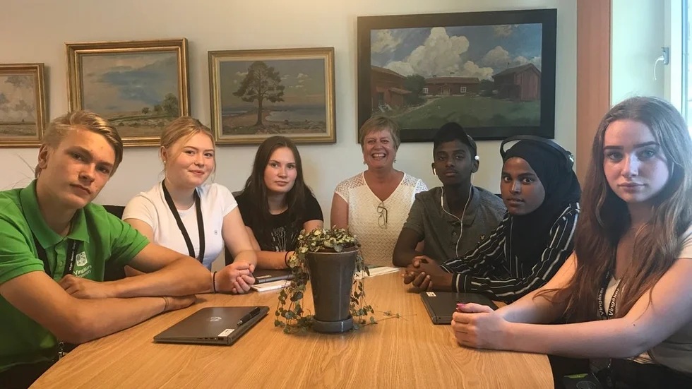 Emil Jansson, Maja Olsson, Hanna Jouchims, Mohammed Zabib, Hafsa Adam och Felicia Ridell är några av de feriearbetare som finns i Vingåkers kommun. I mitten näringslivsansvariga Suzan Östman Bäckman.