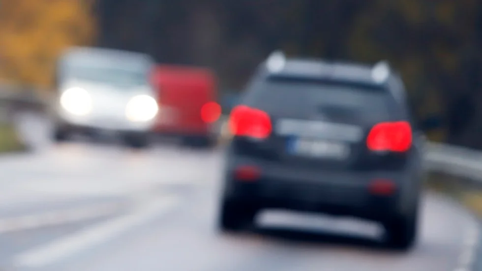 Flickan påträffades gåendes på en ganska vältrafikerad gata i en stad i norra Sörmland.