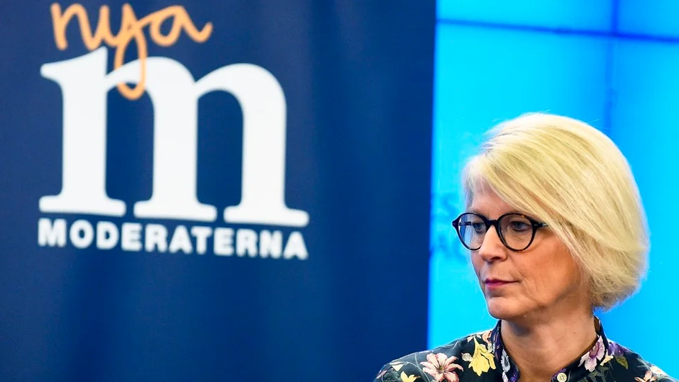 Vi sänker skatten för alla som jobbar – för att det stärker drivkrafterna till arbete. Och vi sänker skatten för alla pensionärer, skriver Moderaterna. Foto: Hanna Franzén/TT.