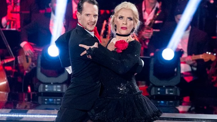 Tobias Fransson som i Let´s dance som här dansar med Ewa Fröling.