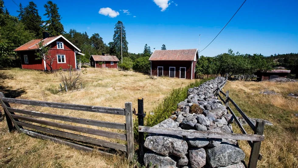 Horsviks gård köps för 14,5 miljoner kronor. För att göra området till reservat föreslås att kommunen ska söka pengar av länsstyrelsen.
