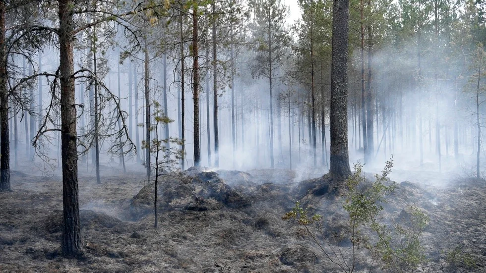 Branden i Sala är fortfarande inte under kontroll.