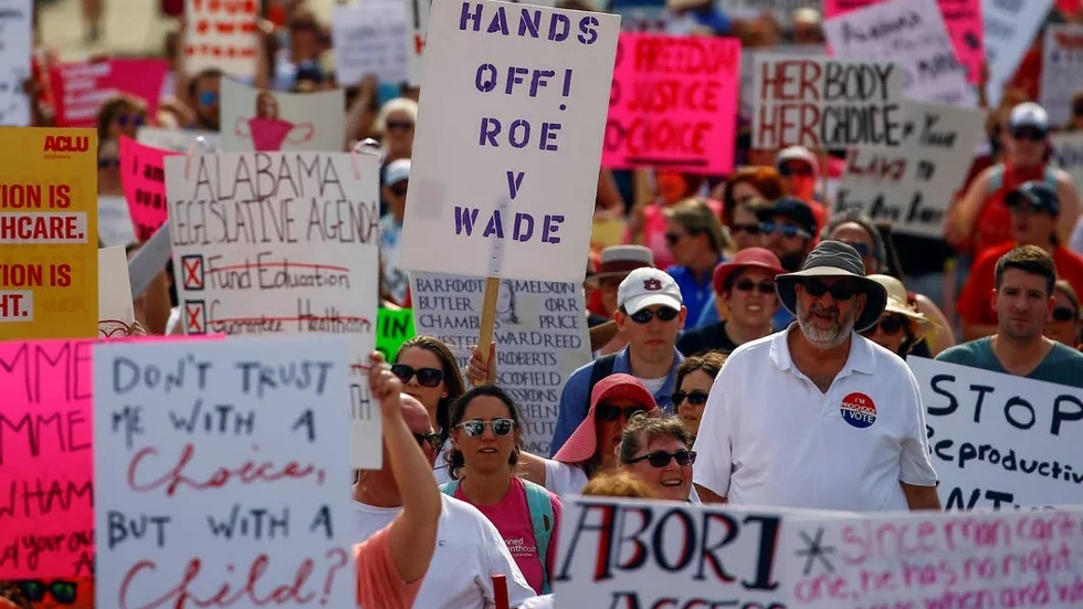 Det är en själklarhet att försvara kvinnors rätt till abort, anser företrädare för Moderaterna. Bilden visar en demonstration för rätten till abort i Alabama, USA.