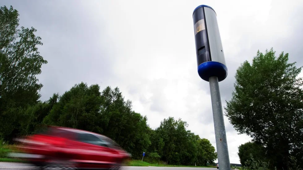 Fartkameror tillsammans med sänkt hastighet till 30 km/h är en bättre lösning än farthinder, menar Kent Kumpula och Jonathan Othén.