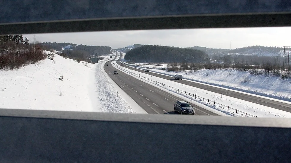 Det var vid Läggesta på E 20 som en personbil från Strängnäs hamnade mitt i ett grusregn. Skadorna har ersatts av Trafikverket.