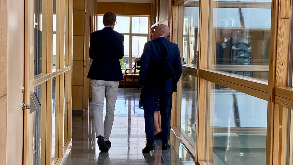 Förre detta kommundirektör Göran Lundström lämnar rättsalen. När konflikt kring köpet av mejeriet uppstod försökte kommunen snabbt hitta en köpare. "Bättre fly, än illa fäkta", sade Lundström i rättsalen.