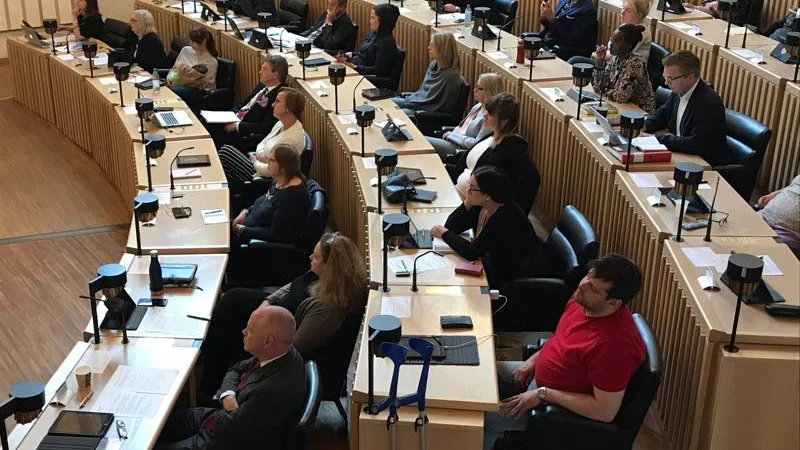 Politikerna lyssnar på info om kommunens ekonomi som inte ser så bra ut.