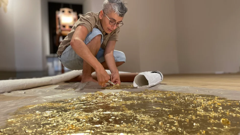Zahar Alkhateeb, konstnär och Uppsala kommuns fjärde ateljéstipendiat förbereder det sista inför utställningen "Närvaron av frånvaro" på Konstmuseet.