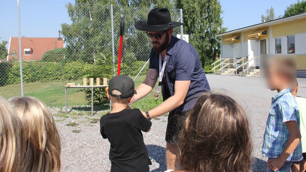 David Haugkrantz, bland annat musiklärare på skolan, hjälpte till vid en station där eleverna fick prova på att skjuta med pilbåge. 
