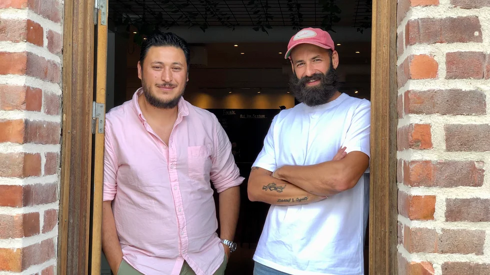 Suat Akdag och Basar Basaran flyttar in Burgers & beer i Jervs tidigare lokaler på Järnvägsgatan i Strängnäs.