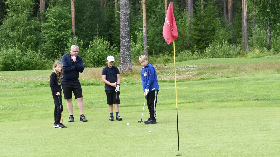 Ture Roos hits a long putt and everyone follows the outcome with excitement. Others from the left Olle Viderlund, Stephen Skinner, Tore Kåmark.