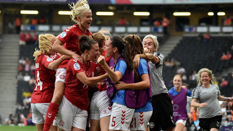 Danmark firar Pernille Harders segermål mot Finland.