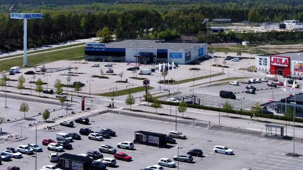 Här på Ljungheden, på parkeringen vid hamburgerrestaurangen Max, blev en bil påkörd i söndags kväll. 
