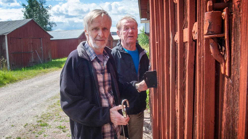 Det är klart att det känns i hjärtat att garagen ska rivas, berättar Ove Johansson och Sune Karlsson.