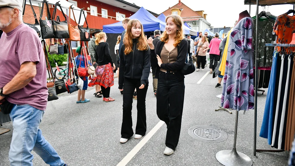 Denise och Diana Batyrkanova Andersson besökte Burträskmarknaden i tisdags.