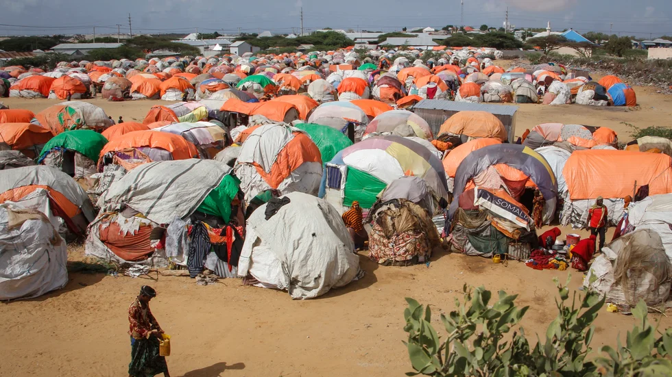 Klimatförändringar kommer att öka antalet människor som måste migrera. Men de allra fattigaste kommer inte ens kunna lämna katastrofområden, enligt en ny analys. Somalia är ett av de länder som drabbats av torka och omfattande hungersnöd. Bild från flyktingläger utanför Mogadishu i Somalia.
