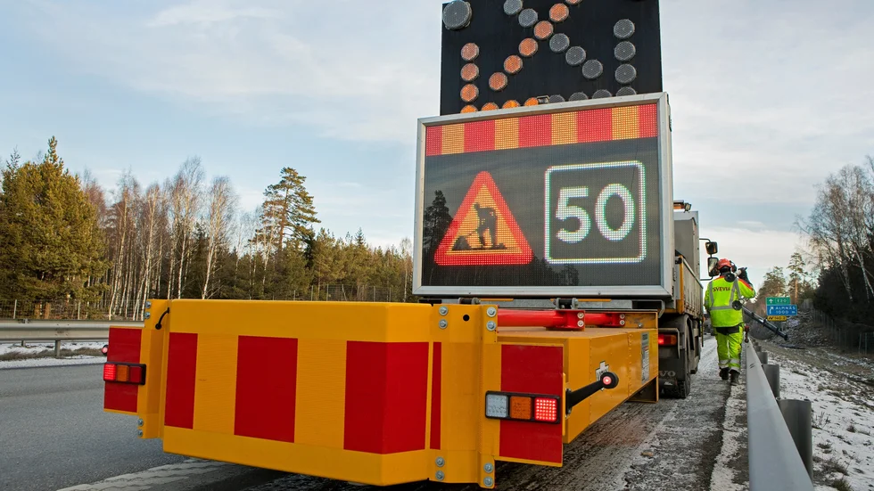 Personer arbetar i varningsbilar med påkörningsskydd och digitala blinkande pilar, som ofta används vid trafikomläggningar – så kallade TMA-bilar – är extra utsatta för olyckor.