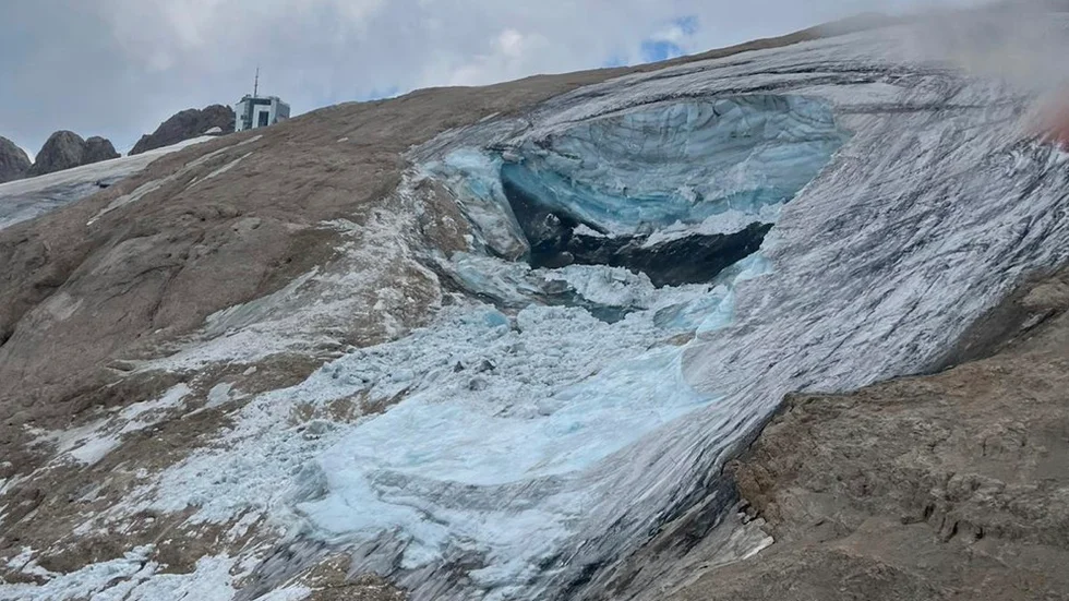 Glaciären på den italienska bergstoppen Marmolada som ismassorna lossnade från. Det snöade väldigt lite under den gångna vintern, vilket troligen innebar att isen var sämre skyddad från värmen.