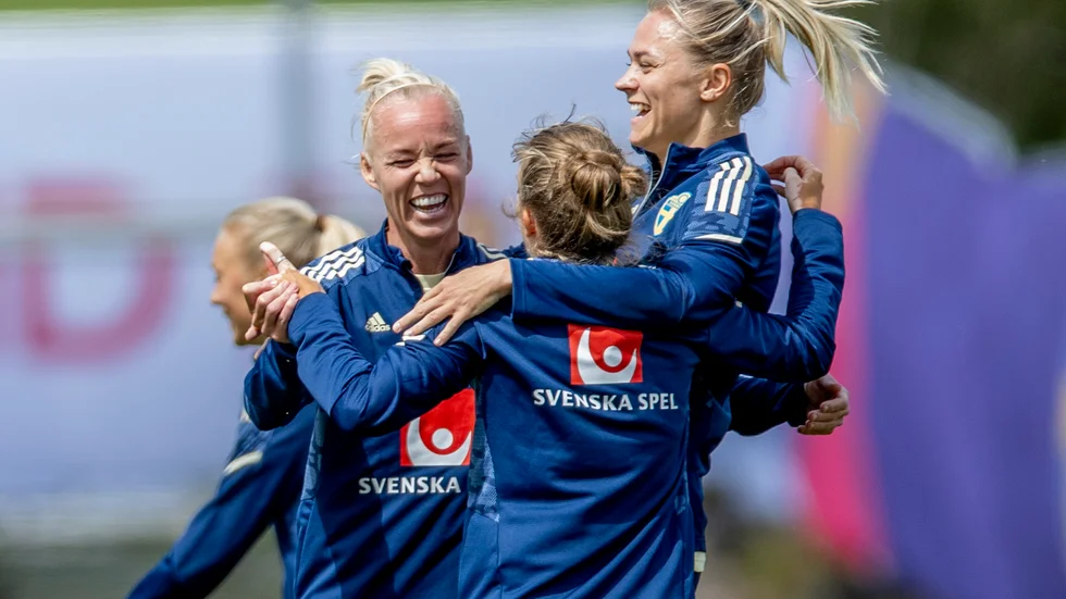 Caroline Seger och Fridolina Rolfö under en av fotbollslandslagets träningar i England, inför kvällens EM-premiär mot Nederländerna.
