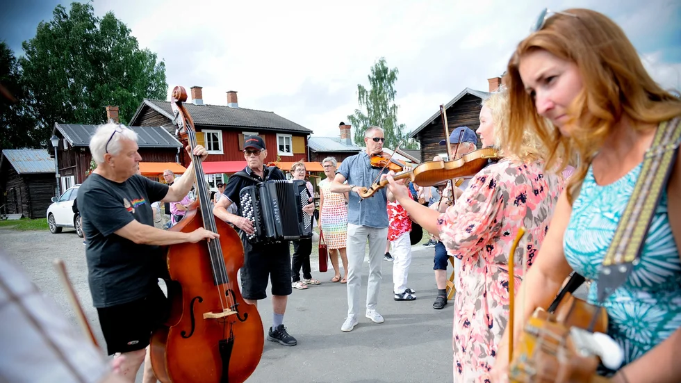 Spelmän förgyllde Kyrkhelgen med sin musik.