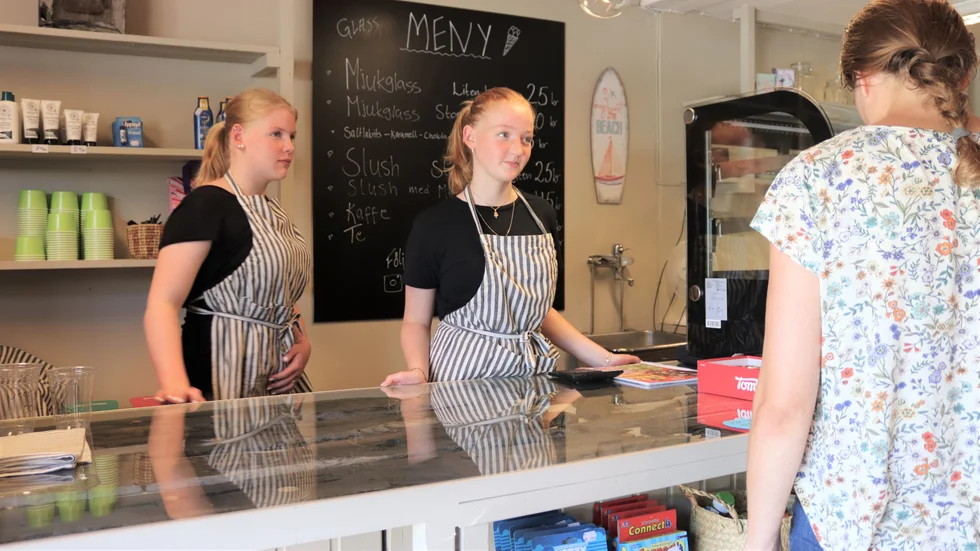 Linas döttrar Tilly och Engla stormtrivs i kiosken och tycker det är roligt att prata med alla besökare.