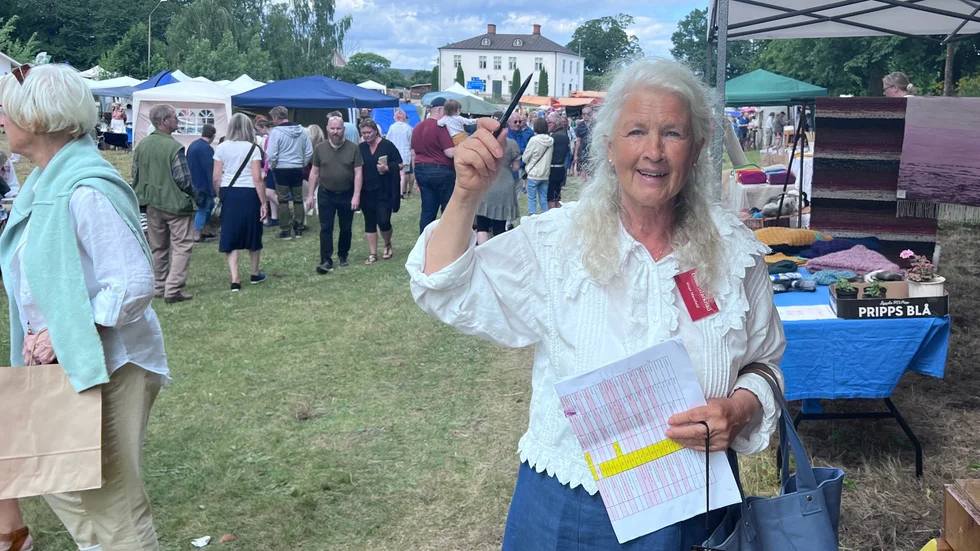 Viviane Mansfield berättar hur tanken till marknaden startade. "Jag flyttade till Heda 1990 och ville då skapa ett forum för alla konstnärer här. Jag öppnade upp bottenvåningen på mitt hus, men alla fick inte plats. Jag fick dåligt samvete och tanken på en dag för konst och hantverk föddes". 