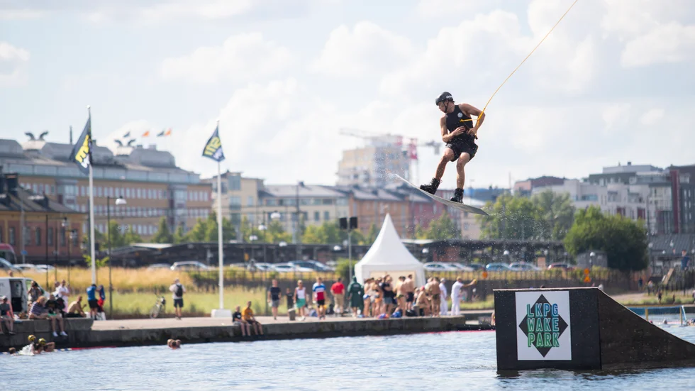 Det kanske mest spektakulära från vattentävlingarna är wakeboard där man ska göra så häftiga och avancerade trick som möjligt, och dessutom hålla sig kvar på sin bräda utan att trilla i vattnet. Lättare sagt än gjort.