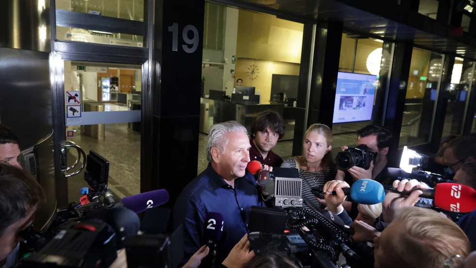 Medling mellan SAS och pilotfacken pågår i Näringslivets hus i Stockholm in på lördagsdygnet. Keld Bækkelund Hansen, ledare för fackförbundet Dansk Metal, säger att "en hel del fallit på plats".