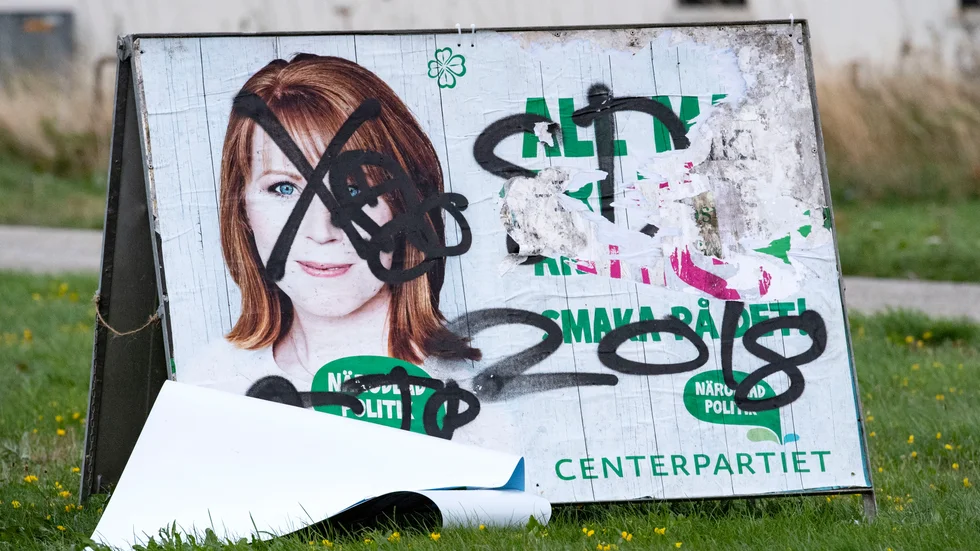 Genrebild. Nerrivna valaffischer från 2018 blottar en gammal nerklottrad dito för Centerpartiet vid en väg utanför Klagshamn söder om Malmö.