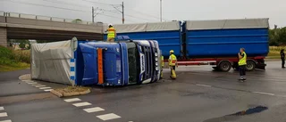 En till sjukhus när lastbil välte i olycka