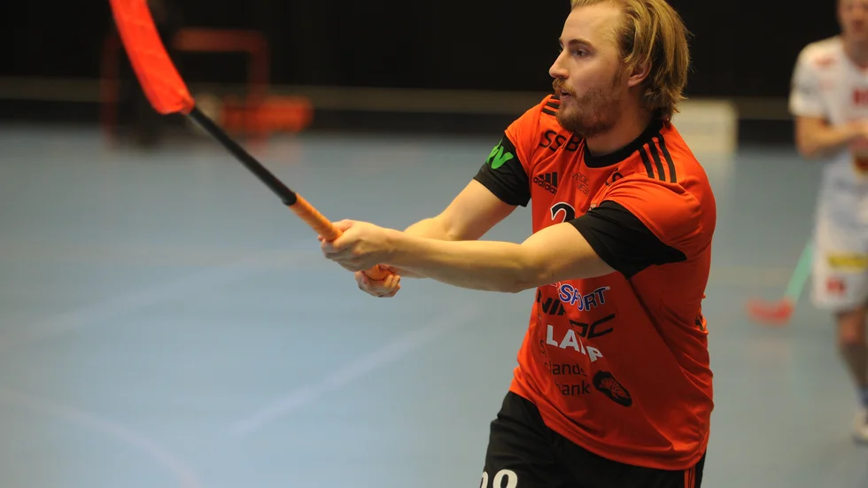 Backen Emil Söderström kom in i Onyx mitt under förra säsongen. Nu står det klart att han spelar även kommande säsong.