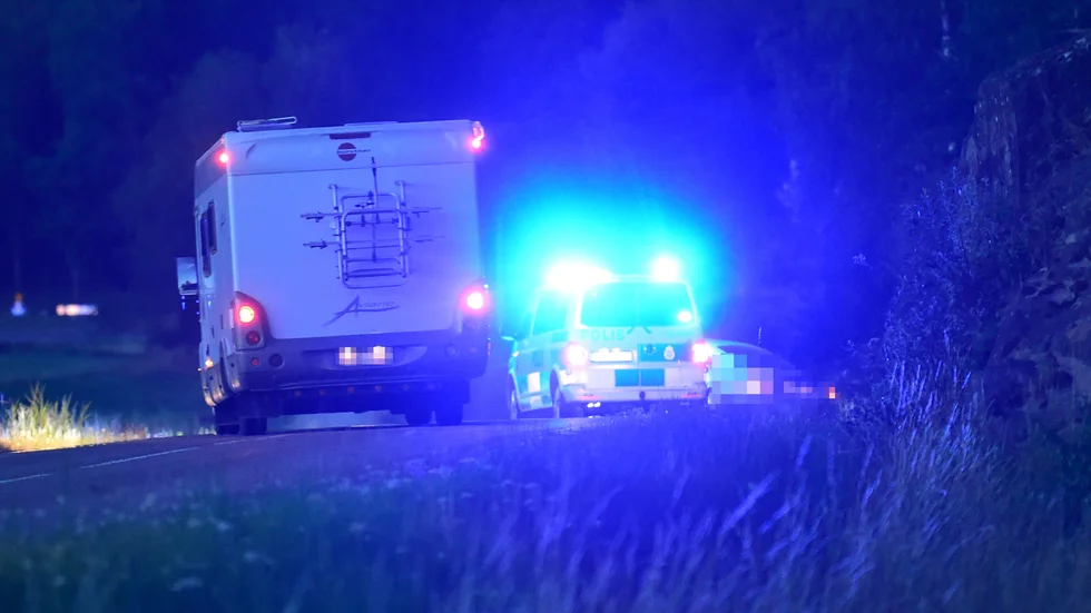 Polisen förföljde under tisdagskvällen en man som hotat att ta livet av sig. Mannen kunde stoppas och föras till sjukhus.