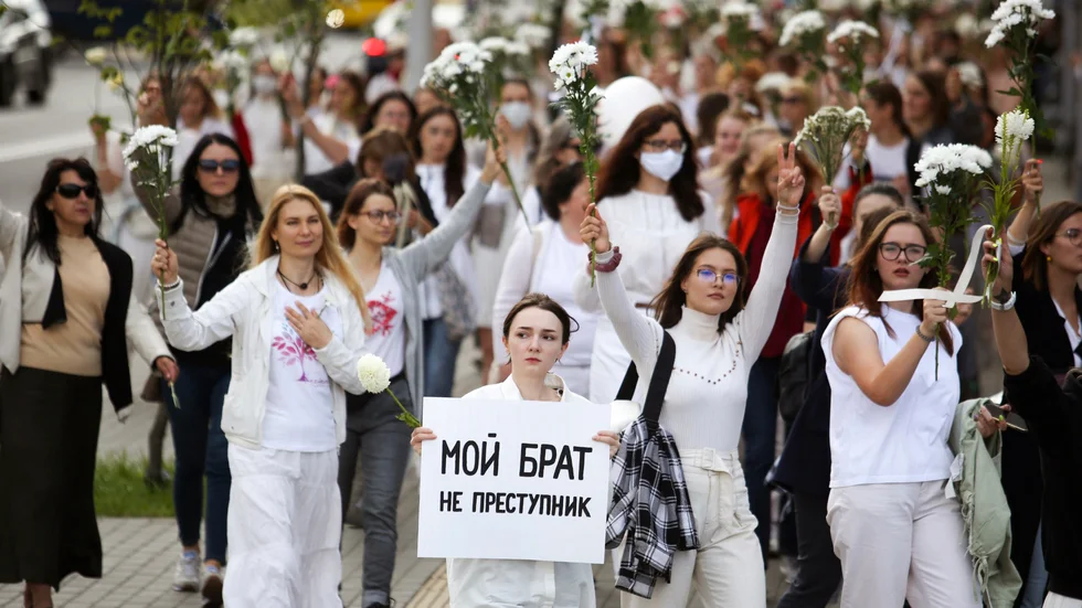 Mot säkehetsstyrkornas övervåld tågar rader av belarusiska kvinnor, med blommor i händerna, i huvudstaden Minsk. En oppostionsyttring som inte på något sätt går att uppfatta som våldsam, men tydlig.