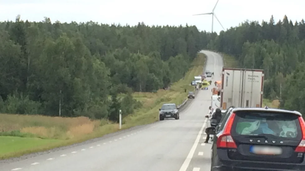 En bil, med tre personer, körde i diket i samband med en omkörning mellan Granberget och Gumboda.