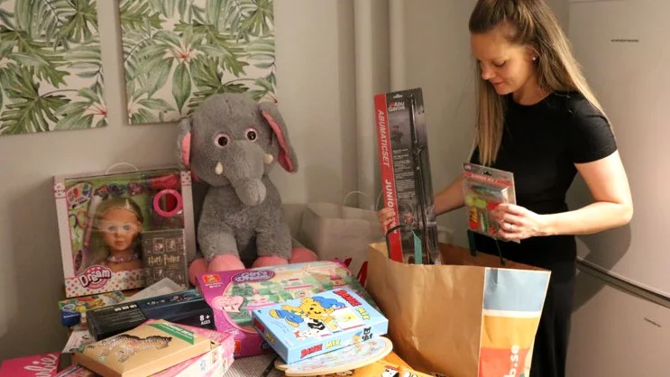 Maja Johansson pysslar med julklappar som ska gå ut till barn via projektet "Julklappshjälpen Vimmerby". Slutdatum för ansökningar är passerat. "Men det är inte kört, har man behov ska man höra av sig".