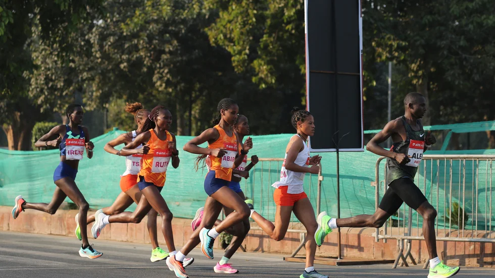 Trots varningar från läkare var förutsättningarna relativt fördelaktiga under halvmaratonloppet i Delhi på söndagen.