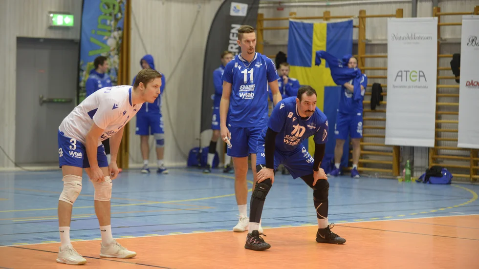 Jordan Power (nummer tio) var en av de bättre i VVK på planen i går. Han gjorde15 poäng. Tomasz Mroz (nummer elva) hade chans att nå en milstolpe vad gäller servess men misslyckades. Han svarade i varje fall för 16 av lagets poäng