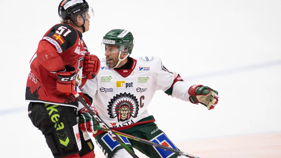 Joel Lundqvist, här i närkamp med Malmös Emil Sylvegård, tycker att spelare i SHL måste bli bättre på att skydda sig själva. Arkivbild.