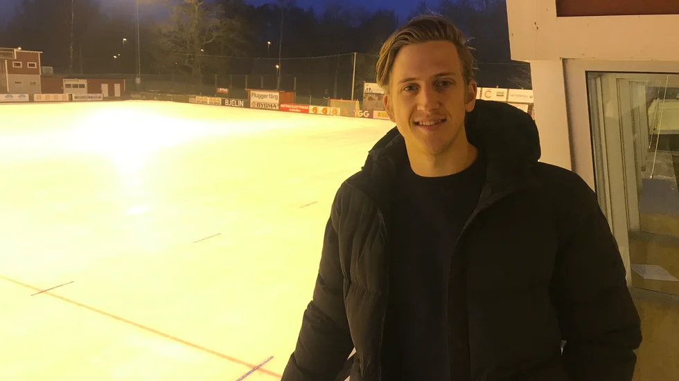 Uppe på tv-hyllan blickar lagkaptenen Fredrik Lönn ut över IFK Motalas borg K bygg arena. En plats där det bara kan ges stöd utanför ifrån i rådande tider. Närmast väntar bortamatch för IFK, Bollnäs på Sävstaås på onsdagskvällen.
