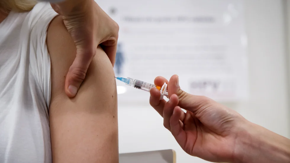 Satsningen på bred HPV-vaccinering av kvinnor i vissa årskullar behöver förlängas tillräckligt länge – resultaten är hittills helt otillräckliga, i mängder av kommuner av de mest skilda slag.