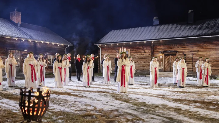 Lucia med sina tärnor, stalledrängar och barnkör framför klassiska luciasånger från hembygdsgården i Jukkasjärvi. Medverkar i luciatåg och staffanskör gör elever från Musikgymnasiet i Boden och barnkören är från Kulturskolan Kiruna.