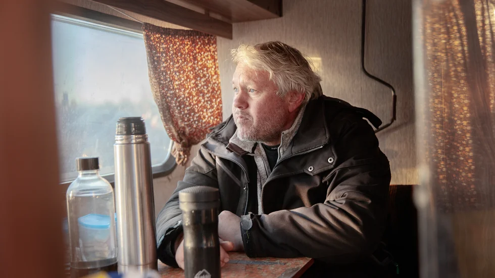 Thommy Matsson tar en kaffepaus i husvagnen. Det kan bli långa och kalla dagar som julgransförsäljare. 