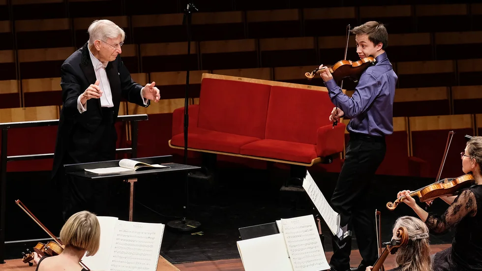 Möte över generationsgränserna. Violinisten Johan Dalene (född 2000) och maestro Herbert Blomstedt (född 1927) i Berwaldhallen förra hösten. 
