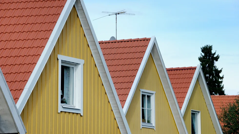 Under pandemin är det extra olyckligt med kraftiga höjningar för tomträtter. Villaägarna uppmanar Nyköpings kommun att vänta med att höja friköpspriset till 2022, skriver Lena Södersten och Tapio Helminen, Villaägarna.