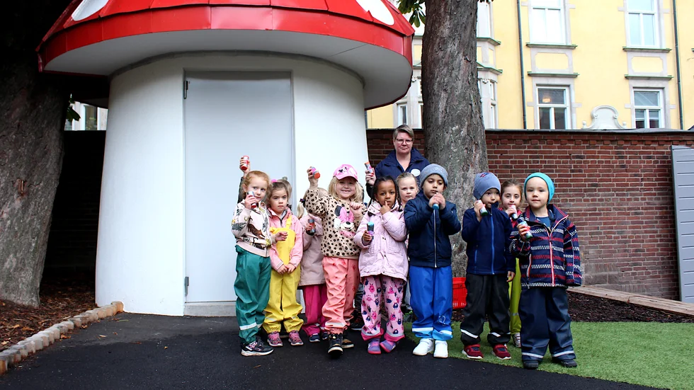 På torsdagen var det nyinvigning av Kastanjegårdens förskola. Åsa Lekström, barnskötare, och barnen på avdelningen Snurran var några av deltagarna. 