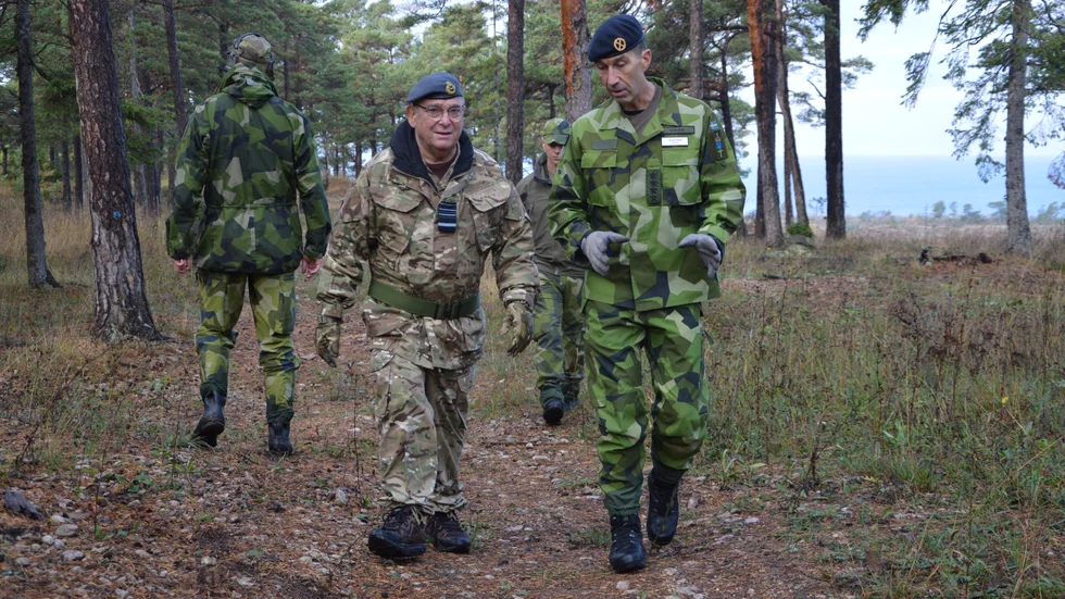 Sir Stuart Peach är ett toppnamn inom internationella militära samarbeten. Här syns han tillsammans med överbefälhavare Micael Bydén.