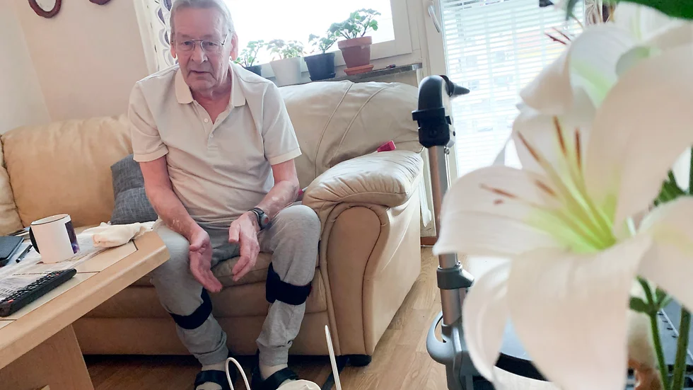 Leif Johansson kan inte ta sig ut själv. En gång i veckan får han hjälp av hemtjänsten att ta sig nerför de tre trapporna. På Igelkotten menar Leif Johansson att han skulle kunna gå ut själv. 