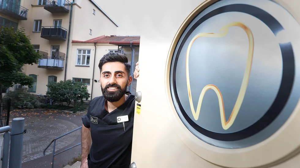 För två år sedan blev Omar Al-Obaidi färdig med sina tandläkarstudier. Nu har han öppnat en ny klinik i centrala Eskilstuna.