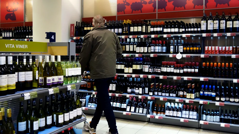 Om regeringen vill värna folkhälsan borde de satsa på åtgärder som gör det mer attraktivt att handla alkoholen på Systembolaget, menar debattören.